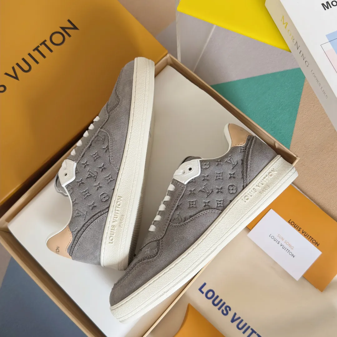 👟👟Ex-factory price 740👟👟 Top version LV Louis Vuitton L House Donkey Brand Stadium Series Casual Sports Shoes White Shoes Dexun Shoes Original purchase, development and production LV Stadium sports shoes are soft cow leather partially embossed with Monogram patterns, reproducing the retro design trend. Monogram canvas trim and toe perforations bring together exquisite details, the tongue is decorated with LV letter label, and the outsole depicts the Louis Vuitton logo. Exquisitely packaged at the delivery counter🛍📦 ▪️ Fabric: Original imported first-layer cowhide ▪️ Lining: Original imported soft sheepskin lining ▪️ Sole: Original open-molded non-slip rubber outsole ▪️ Bottom thickness: 3CM ▪️ Size: Women's 35-41
